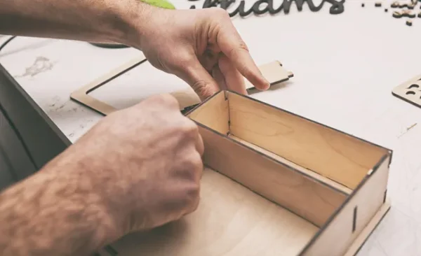 Montaje de caja artesanal con tablero contrachapado cortado con láser