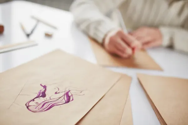 Dibujo artístico sobre tablero MDF para proyectos creativos y personalizados